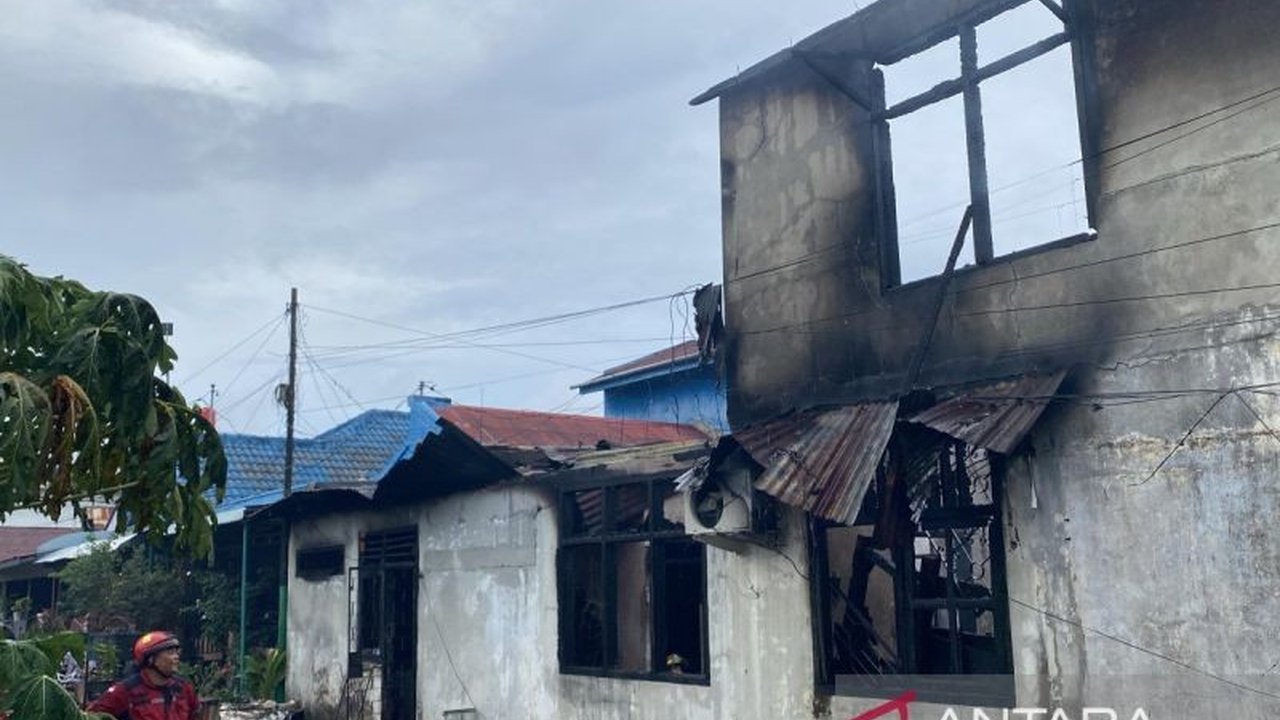 Damkar Kota Bengkulu mengerahkan seluruh personel untuk memadamkan Kebakaran Rumah Bengkulu di Kelurahan Pengantungan, menghadapi tantangan akses sempit dan dugaan korsleting listrik.
