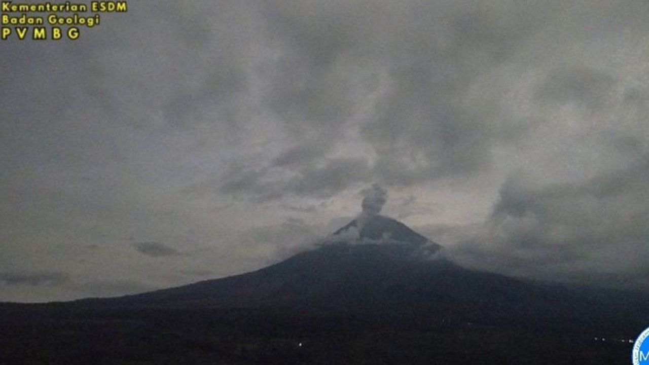 Erupsi Gunung Semeru kembali terjadi pada awal tahun 2026 dengan tinggi letusan mencapai 900 meter, membuat masyarakat di sekitar diminta waspada terhadap potensi bahaya.