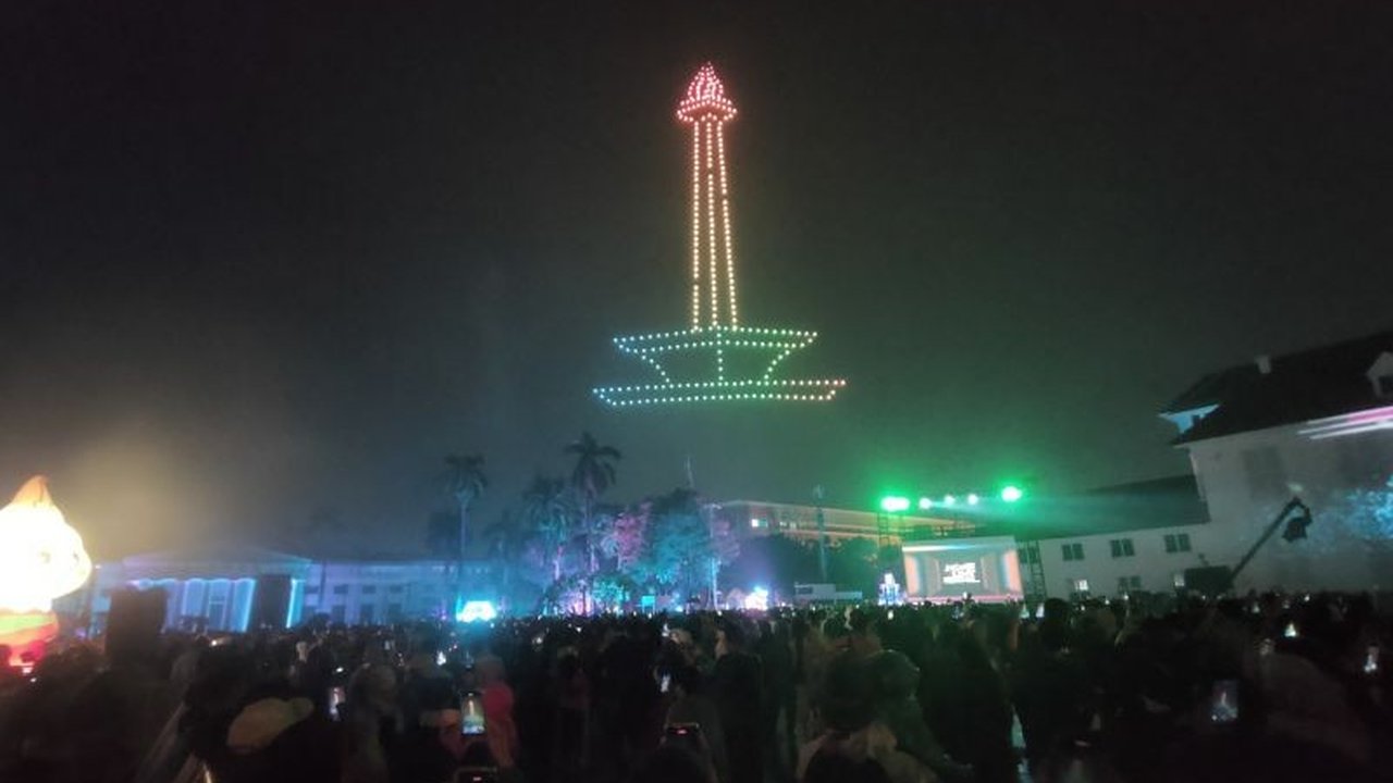 Kawasan Kota Tua Jakarta dipadati puluhan ribu pengunjung pada malam pergantian tahun, menghadirkan pengalaman tak terlupakan dengan berbagai pertunjukan spektakuler, termasuk atraksi drone yang memukau.