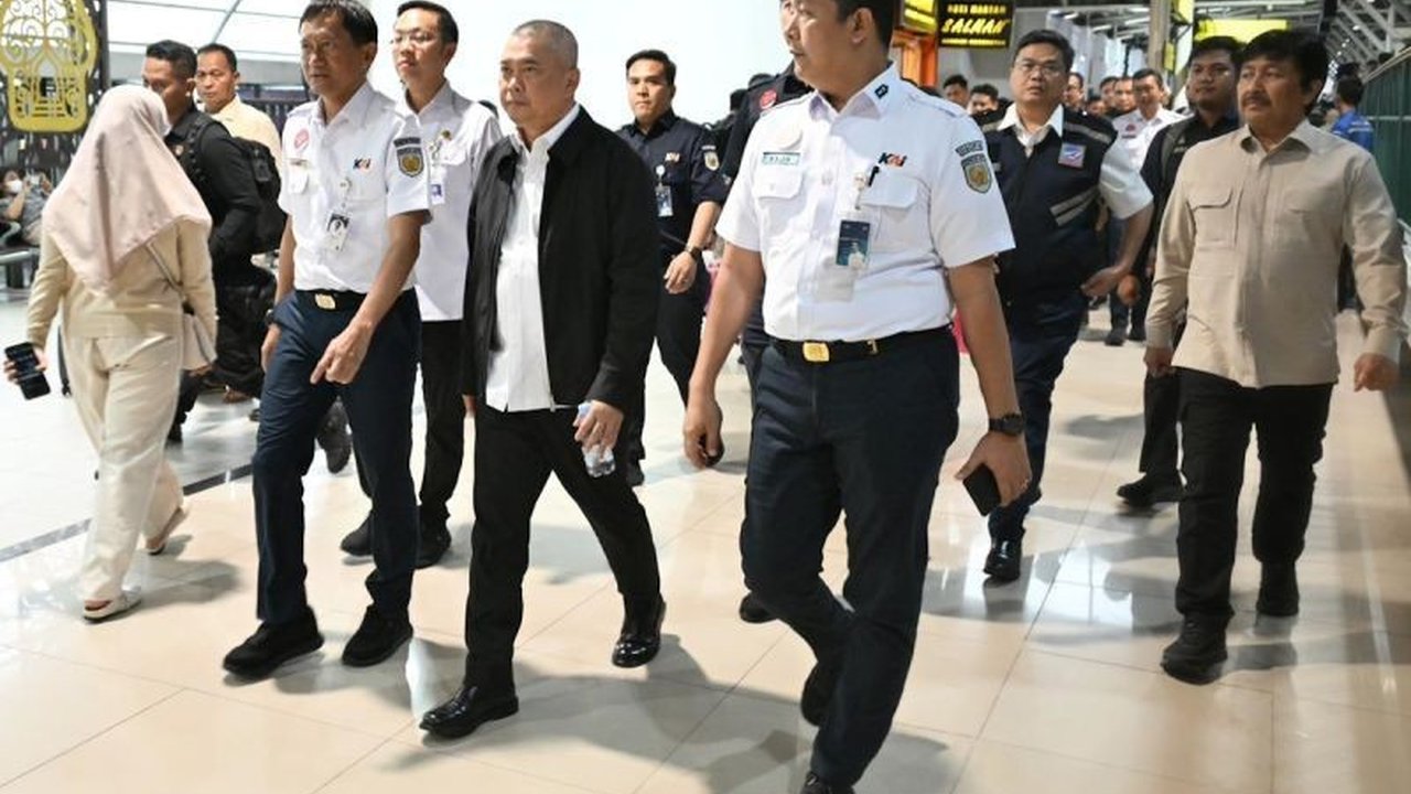 Menteri Perhubungan Dudy Purwagandhi meninjau langsung Stasiun Yogyakarta untuk memastikan kesiapan Arus Balik Nataru Yogyakarta 2025/2026 berjalan aman dan lancar.