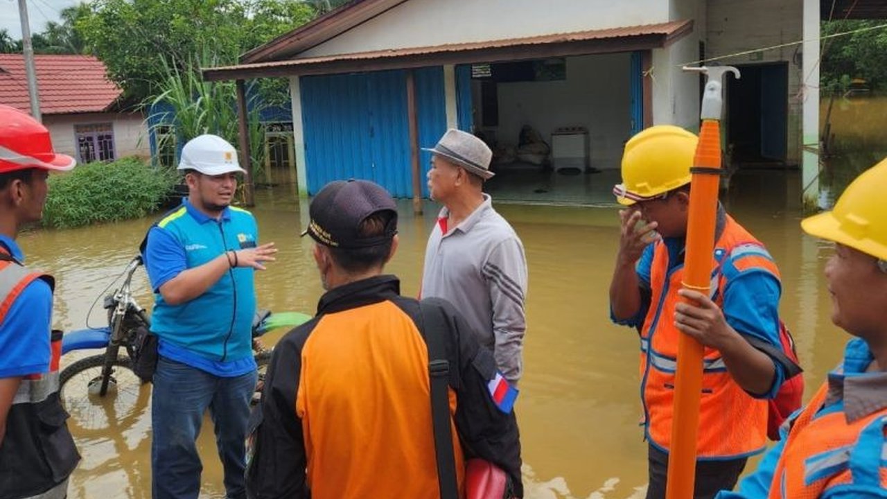PT PLN (Persero) Unit Induk Distribusi Kalimantan Selatan dan Kalimantan Tengah (UID Kalselteng) mengimbau masyarakat untuk waspada terhadap bahaya listrik saat banjir di tengah cuaca ekstrem, memprioritaskan keselamatan warga dengan langkah-langkah preve