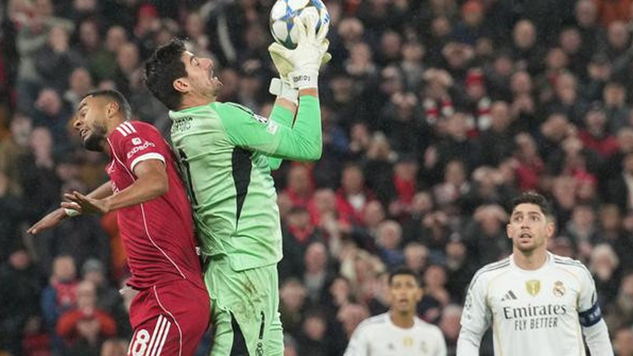 Kiper Real Madrid, Thibaut Courtois, tampil heroik saat timnya bersua Liverpool pada laga keempat league phase Liga Champions musim ini di Stadion Anfield, Rabu (5/11/2025) dini