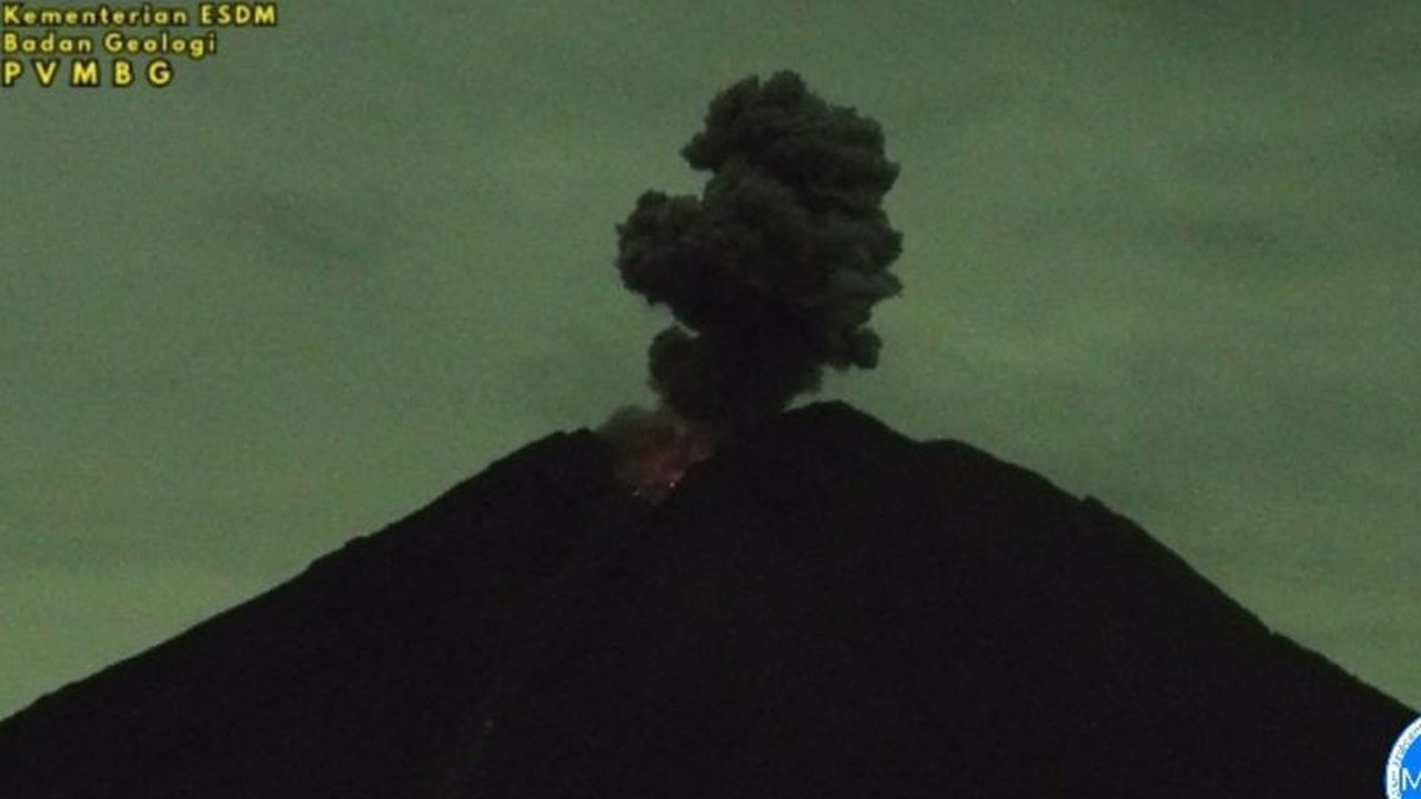 Gunung Semeru kembali erupsi berkali-kali pada Jumat malam, dengan kolom letusan mencapai 1 kilometer. Waspada status siaga, masyarakat diimbau mematuhi rekomendasi PVMBG terkait bahaya erupsi Gunung Semeru.