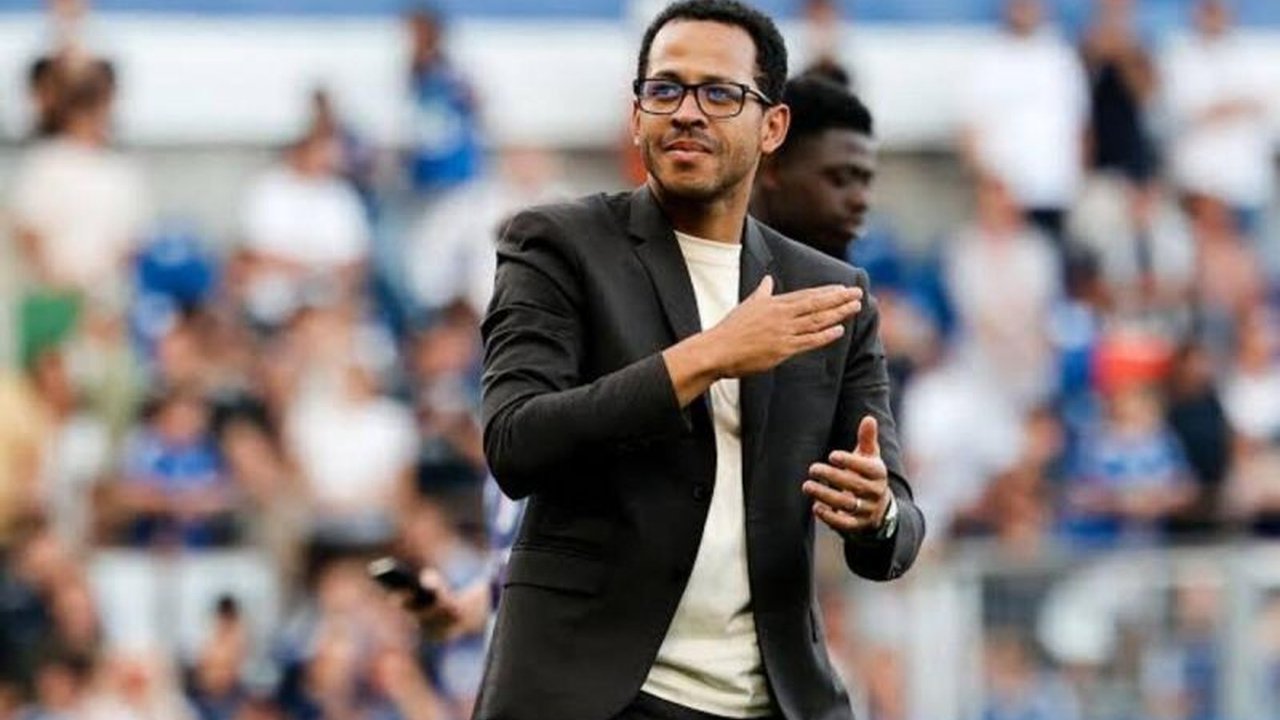 Chelsea bergerak cepat mencari pengganti Enzo Maresca. Liam Rosenior Chelsea menjadi sorotan utama sebagai kandidat terdepan untuk menahkodai The Blues.