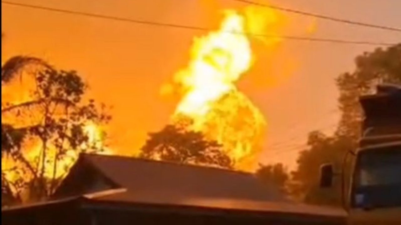 Sebuah pipa gas milik PT Trans Gas Indonesia (TGI) meledak dan terbakar hebat di Indragiri Hilir, Riau, dengan api membumbung tinggi. Insiden ledakan pipa gas Riau ini membuat aparat kepolisian mengimbau masyarakat untuk menjauh dari lokasi kejadian.