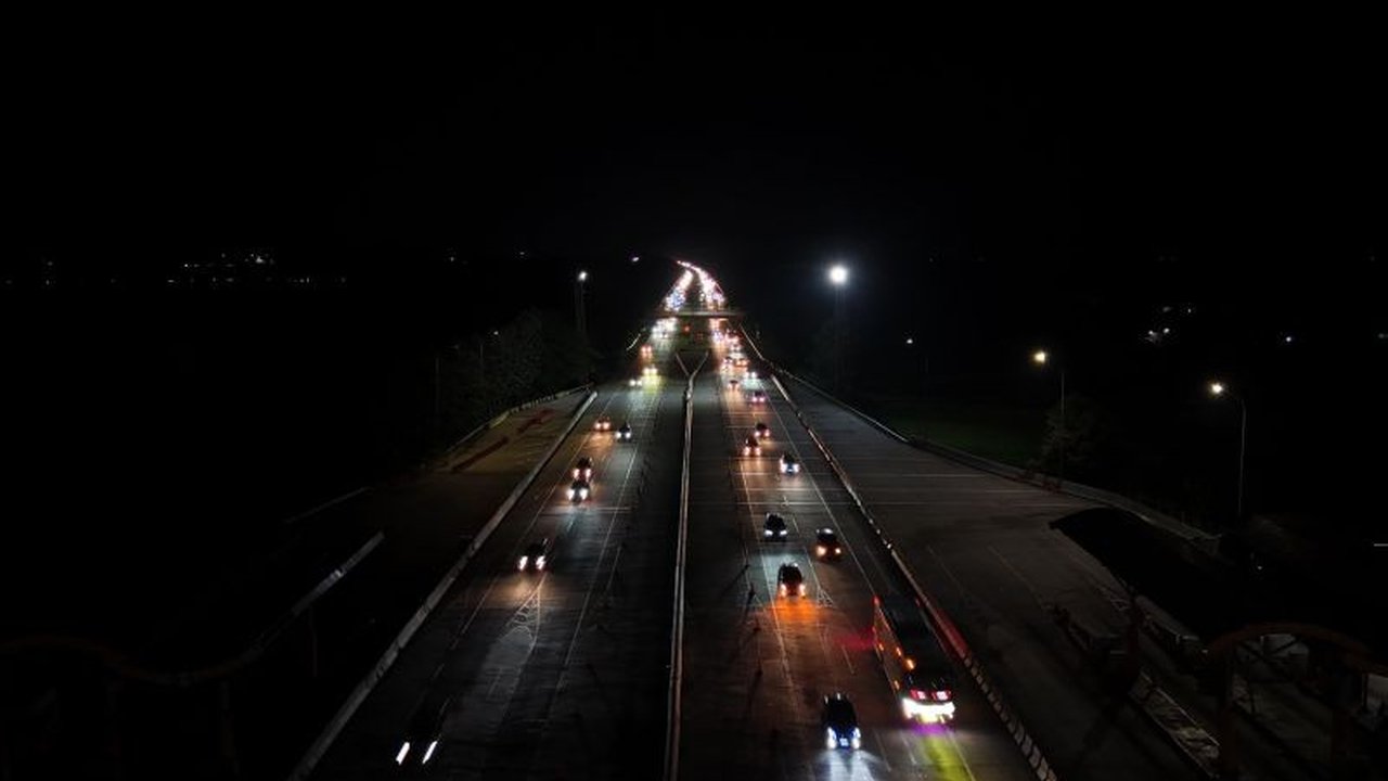 ASTRA Infra memproyeksikan puncak arus balik Nataru 2025/2026 akan terjadi pada 3-5 Januari di Tol Tangerang-Merak dan Cipali, serta 2-4 Januari di Tol Jombang-Mojokerto, mengimbau pengguna jalan untuk persiapan optimal.