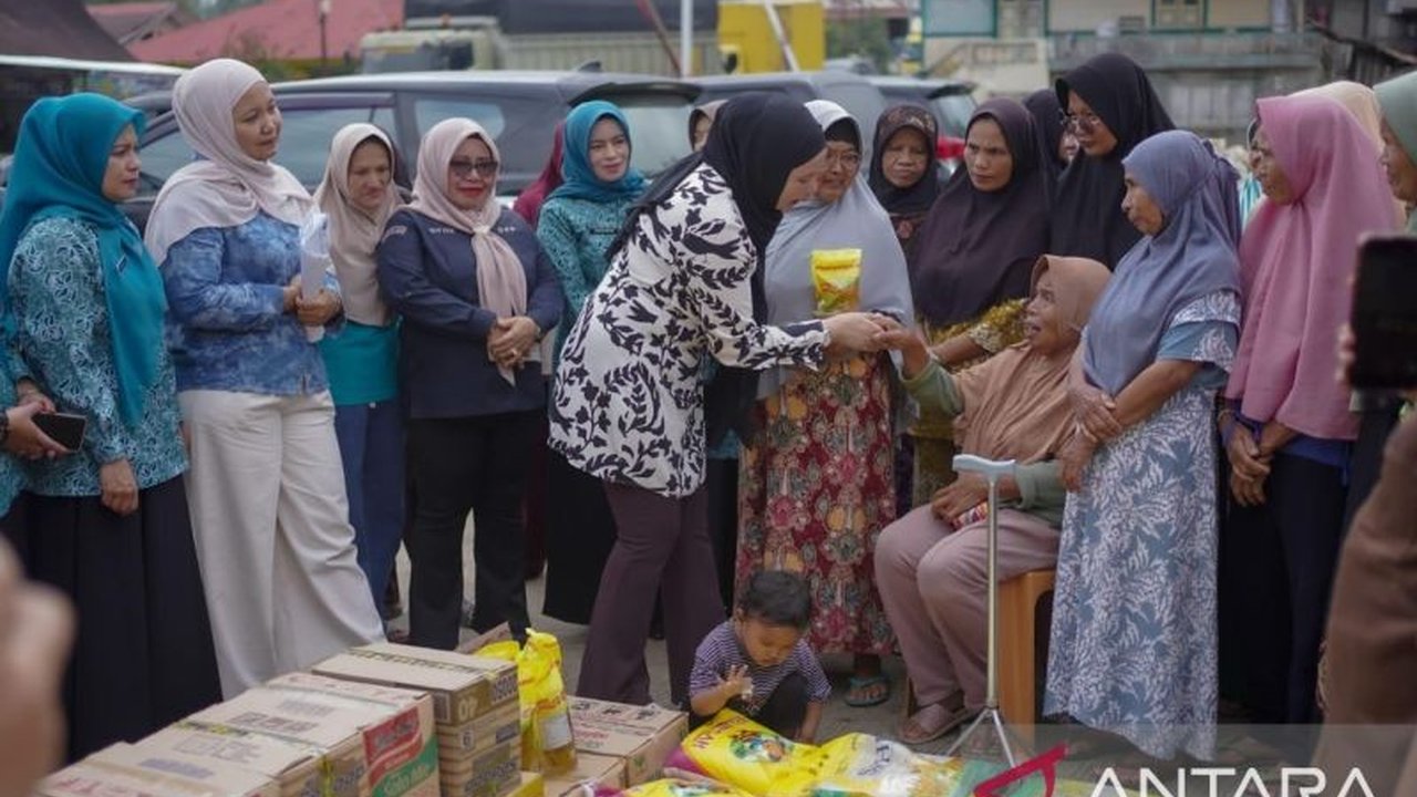 Tim Penggerak PKK Kabupaten Solok menyalurkan bantuan korban bencana Solok kepada masyarakat terdampak hidrometeorologi, wujud kepedulian pemerintah pusat dan daerah.
