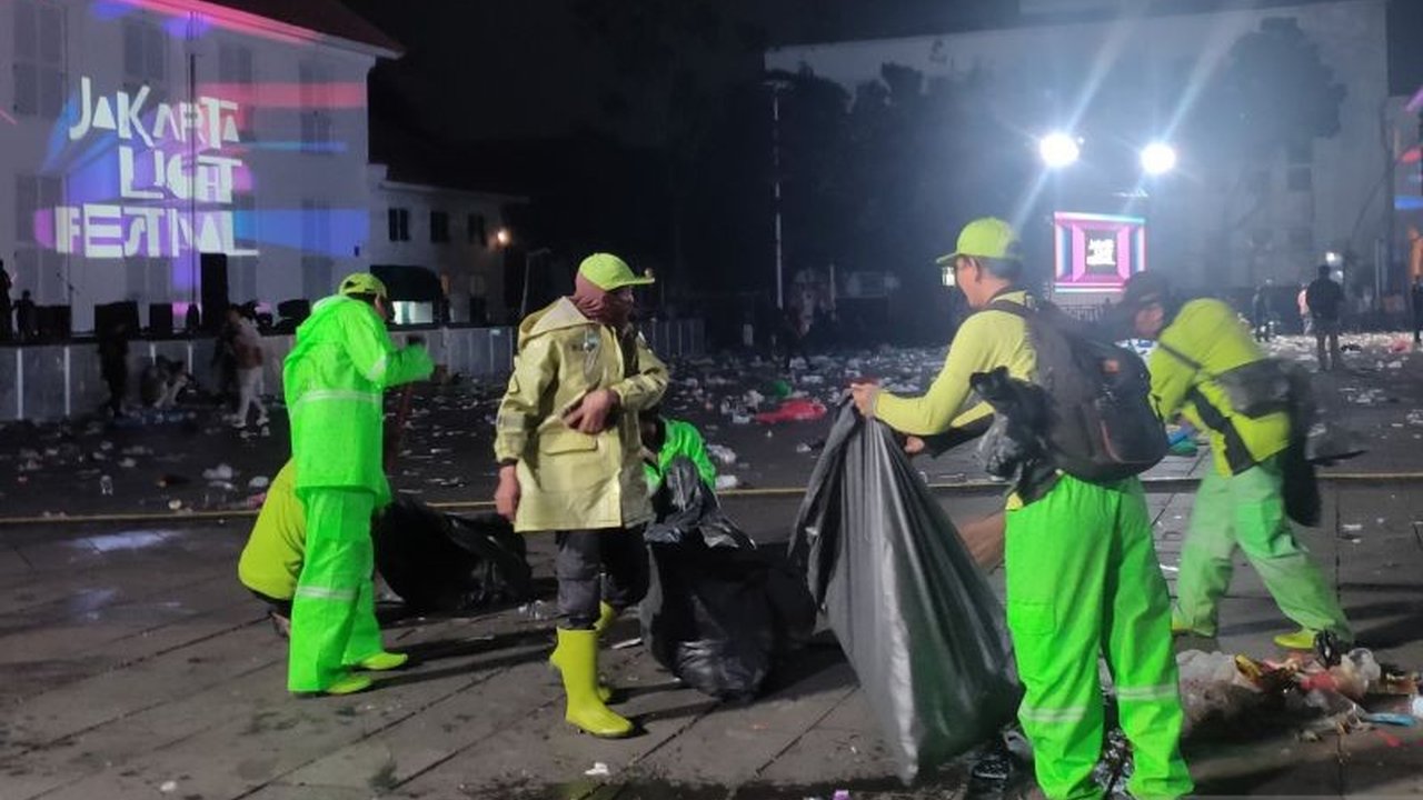 Suku Dinas Lingkungan Hidup Jakarta Barat berhasil mengangkut sekitar 20 ton sampah pasca perayaan malam Tahun Baru 2026, menunjukkan efisiensi dalam Penanganan Sampah Malam Tahun Baru Jakarta Barat.