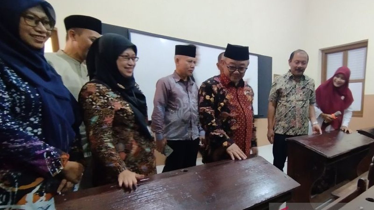 Menteri Pendidikan, Kebudayaan, Riset, dan Teknologi mengumumkan rencana penambahan Papan Interaktif Sekolah di setiap lembaga guna memperkuat digitalisasi pendidikan dan meningkatkan kualitas pembelajaran.