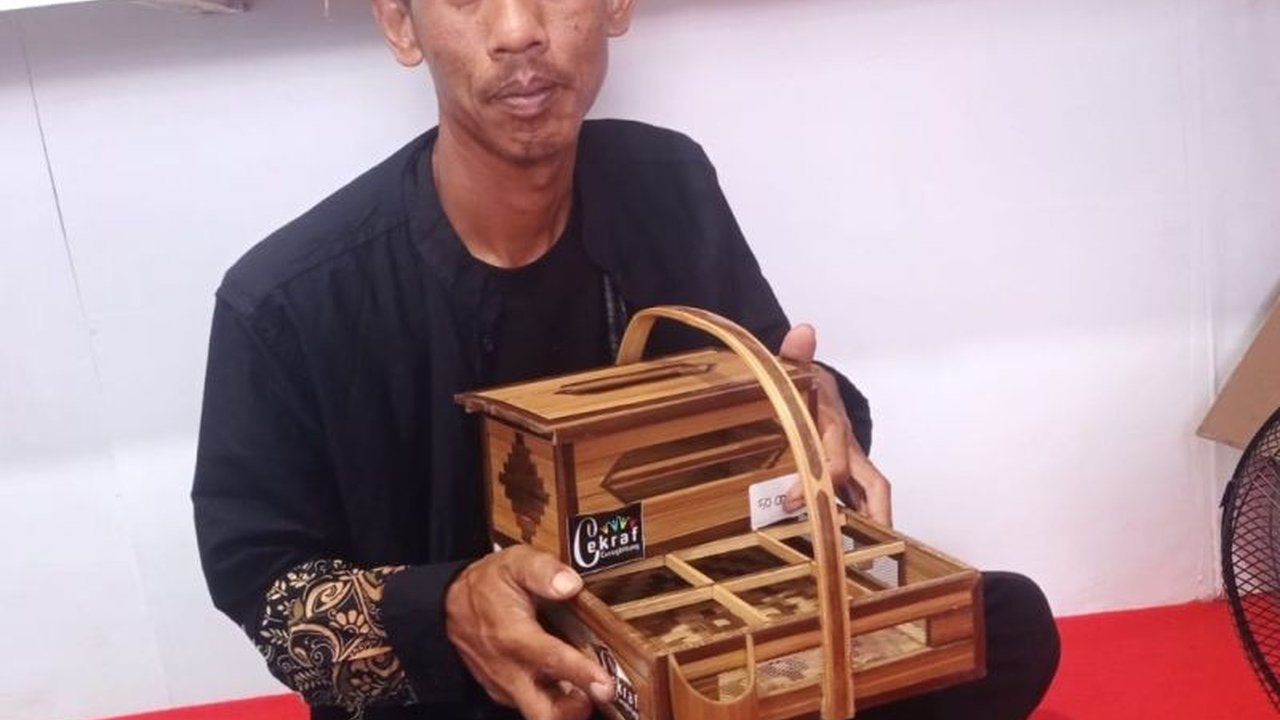 Para perajin kerajinan bambu di Lebak, Banten, mengalami peningkatan omzet signifikan hingga jutaan rupiah berkat tingginya permintaan konsumen selama periode Natal dan Tahun Baru 2026.