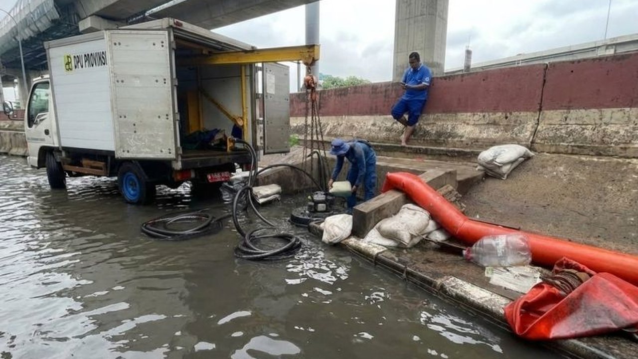 Suku Dinas Sumber Daya Air Jakarta Utara menyiagakan belasan mesin pompa dan personel untuk antisipasi banjir rob Jakarta Utara yang diprediksi terjadi awal Januari 2026.