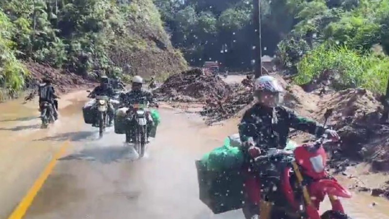 Prajurit TNI salurkan logistik Taput menggunakan motor trail untuk menjangkau warga terdampak longsor dan banjir di Desa Sibalanga, wujud nyata kepedulian di tengah kesulitan.