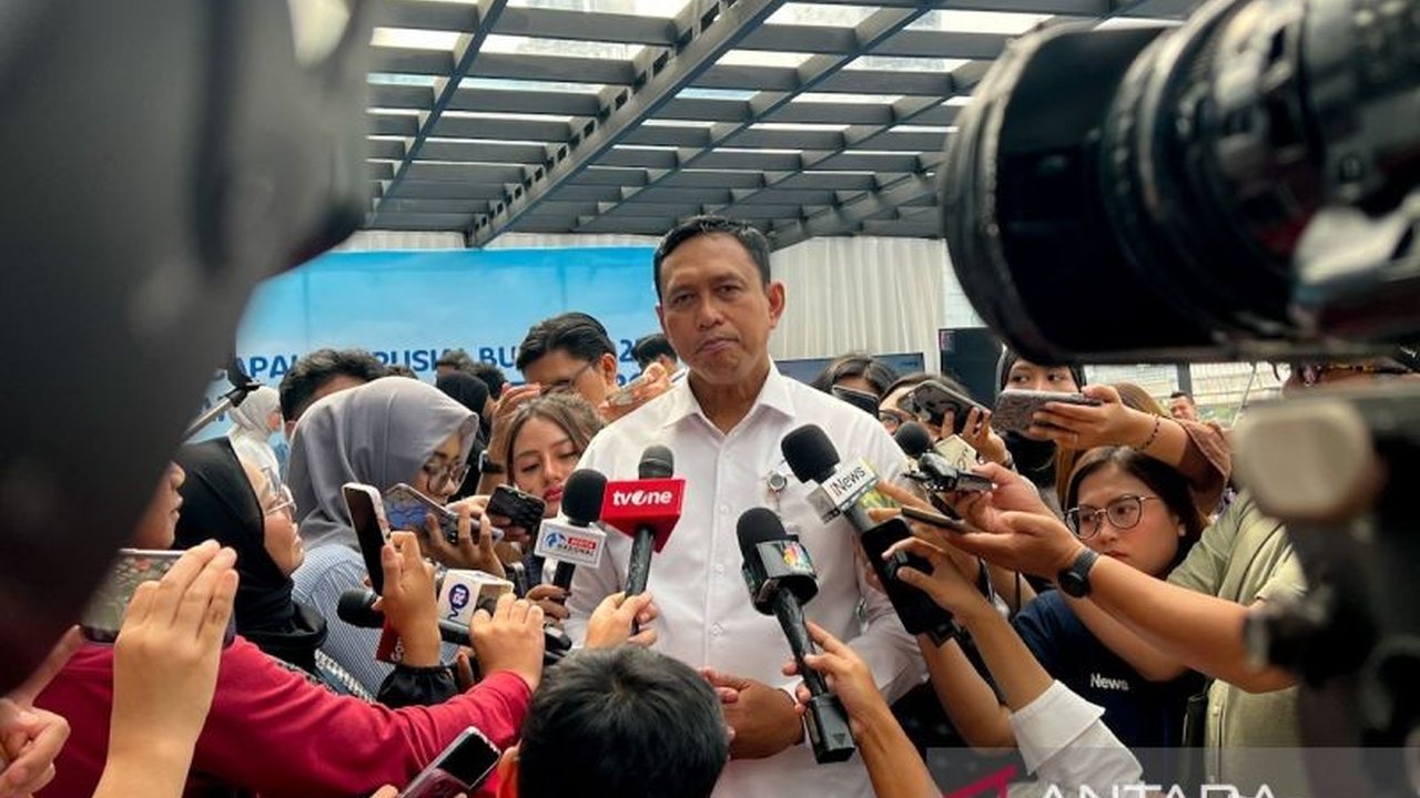 Perum Bulog sedang dalam proses transformasi menjadi badan otonom, sebuah langkah strategis yang digodok di DPR untuk memperkuat kemandirian pangan nasional dan memperluas mandat pengelolaan komoditas.