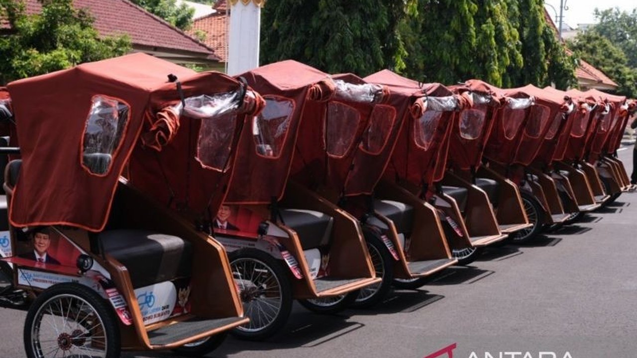 Ratusan lansia penarik becak di Tuban merasakan kebahagiaan usai menerima bantuan becak listrik Presiden Prabowo, meringankan beban kerja dan meningkatkan kesejahteraan mereka.