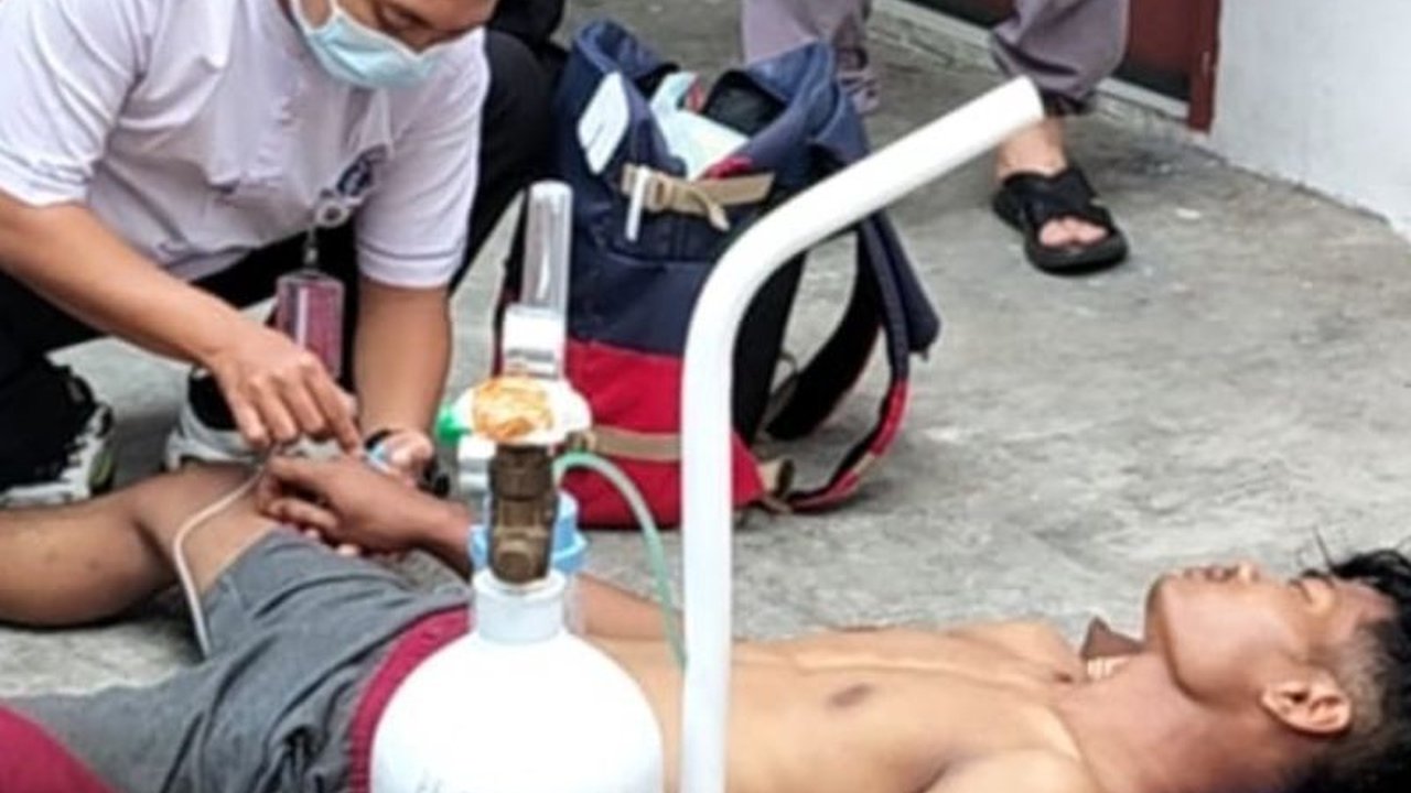 Polres Metro Jakarta Utara sedang mendalami penyebab kematian tiga orang yang diduga keracunan di kontrakan Warakas, di mana botol minuman dan bungkus makanan ditemukan di lokasi kejadian.