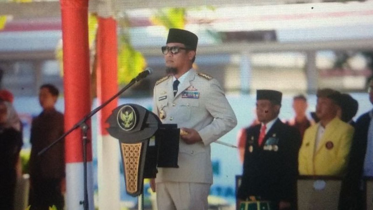 Gubernur Sulawesi Selatan menerima Donasi Kemanusiaan Sumatera senilai Rp1,2 miliar lebih dari Pemerintah Kabupaten Bone, menunjukkan solidaritas kuat masyarakat Sulsel untuk korban bencana.