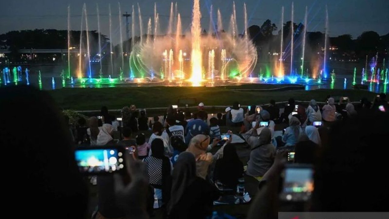 Ribuan pengunjung memadati Konser Malam Tahun Baru TMII 2026, di mana penampilan Slank dan Barasuara menjadi daya tarik utama perayaan pergantian tahun.