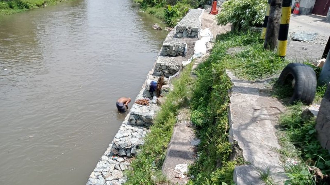 Dinas PUPR Kota Mataram berhasil tuntaskan Penanganan Longsor Sungai Jangkuk di Dasan Agung yang terjadi akibat hujan deras, dengan metode swakelola dan anggaran efisien.
