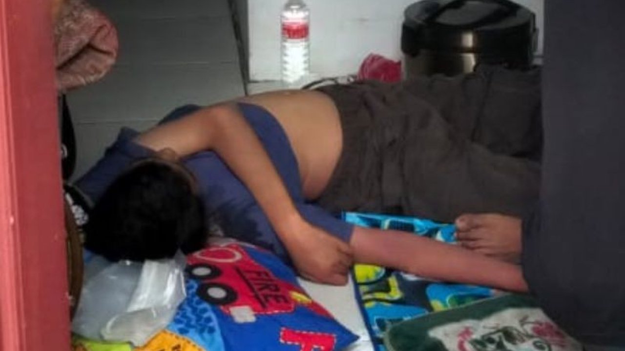 Polisi tengah menyelidiki penyebab kematian tiga jasad di Warakas, Tanjung Priok, yang ditemukan tewas diduga akibat keracunan makanan dan kini menunggu hasil autopsi.