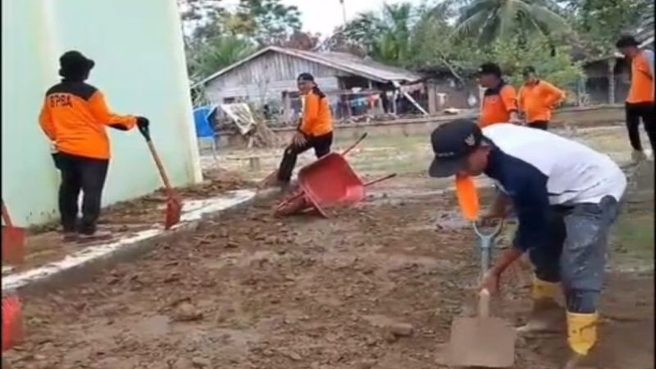 Pemerintah Provinsi Aceh mengerahkan ribuan ASN untuk membersihkan sekolah terdampak bencana, mempercepat pemulihan pendidikan dan memastikan aktivitas belajar mengajar segera dimulai kembali di wilayah tersebut.