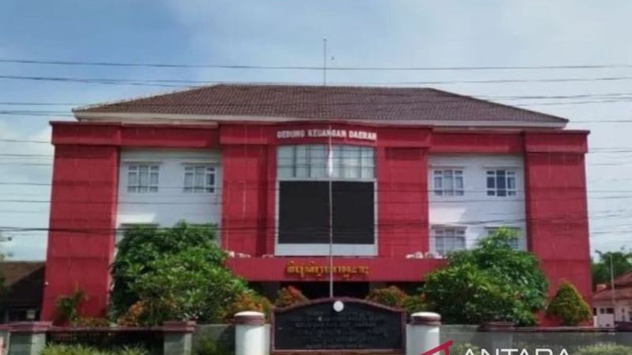 Guru Aparatur Sipil Negara (ASN) di Kabupaten Blora akan segera menerima kucuran dana sekitar Rp40 miliar untuk pembayaran gaji ke-13 dan THR, sebuah langkah penting meningkatkan kesejahteraan pendidik. Dana ini menjadi angin segar bagi para guru ASN Blor