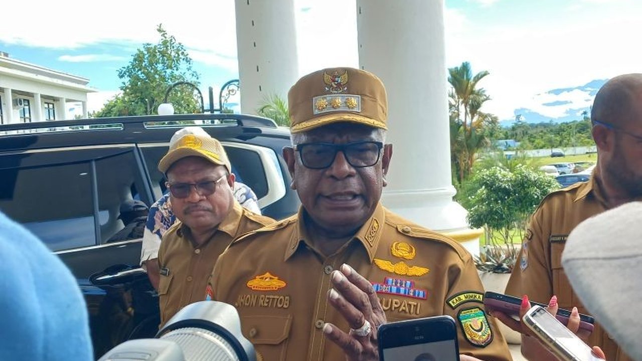 Bupati Mimika Johannes Rettob menyerukan warganya untuk memperkuat persaudaraan di tengah keberagaman guna mewujudkan perdamaian Mimika yang kokoh di Tahun Baru 2026, kunci utama pembangunan daerah.