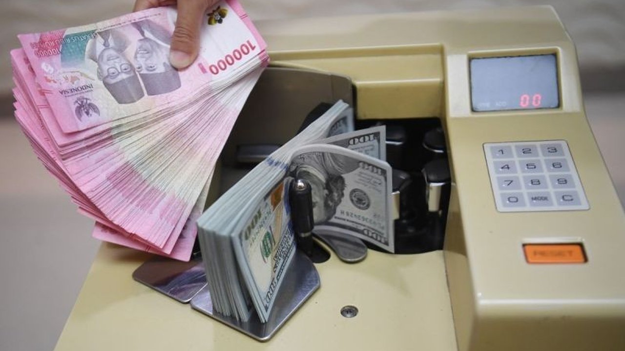 Nilai tukar rupiah menguat tipis sebesar 0,01 persen, didorong oleh keputusan Bank Indonesia (BI) yang mempertahankan suku bunga acuannya. Keputusan ini menjadi faktor domestik utama di tengah ketidakpastian global yang masih tinggi, menjaga stabilitas Ru