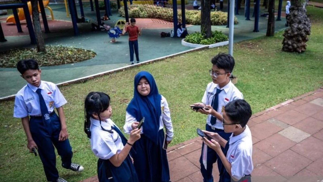 Dunia kerja 2026 semakin dinamis, orang tua perlu lebih dari sekadar mengarahkan cita-cita. Simak bagaimana mempersiapkan karier remaja agar siap menghadapi tantangan masa depan.