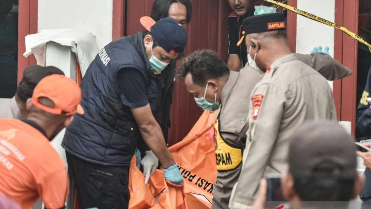 Tiga jasad satu keluarga ditemukan tak bernyawa di sebuah kontrakan di Warakas, Jakarta Utara, dengan busa keluar dari mulut. Penemuan Tiga Jasad Warakas ini memicu penyelidikan mendalam oleh pihak kepolisian.