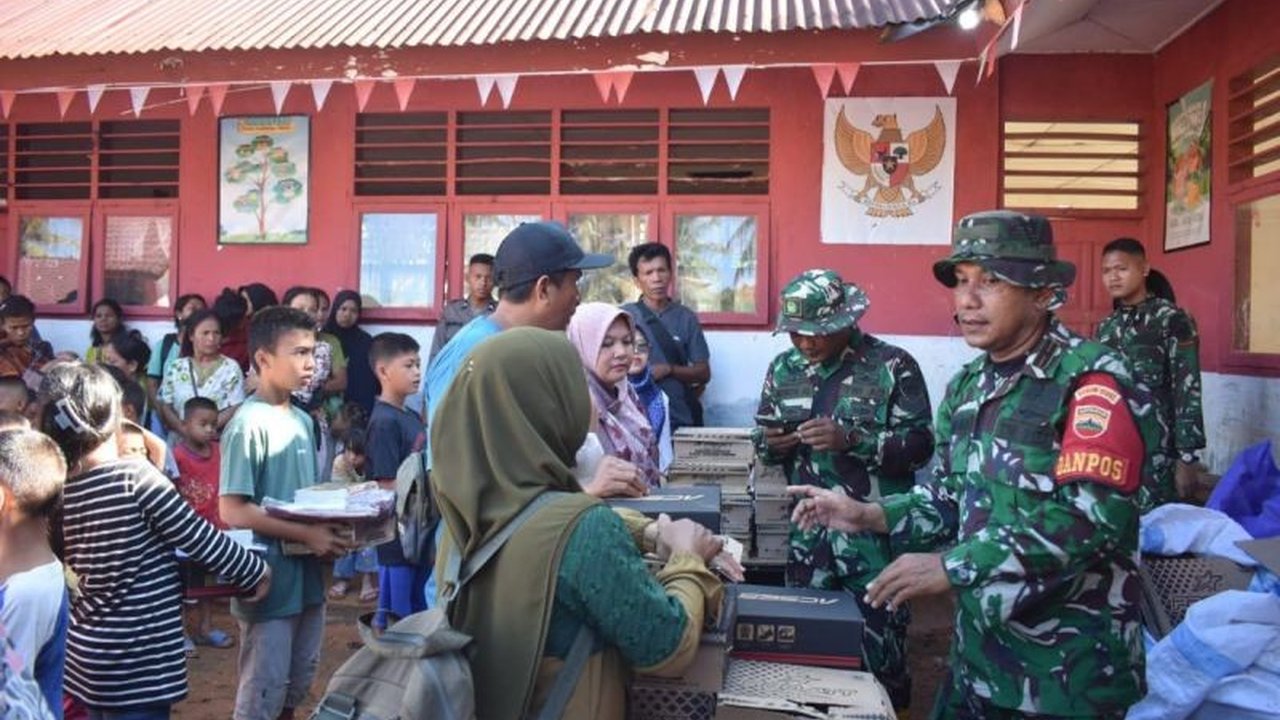 Satgas Gulbencal Kodam I/BB menyalurkan bantuan sekolah dan logistik penting untuk siswa serta warga terdampak bencana di Tapanuli Tengah, menunjukkan komitmen TNI AD dalam pemulihan.