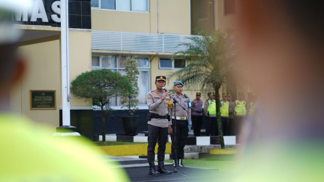 Polresta Banyumas gelar apel konsolidasi, siagakan seluruh personel untuk memastikan pelayanan optimal dan kelancaran arus balik Nataru 2025/2026 demi kenyamanan masyarakat.
