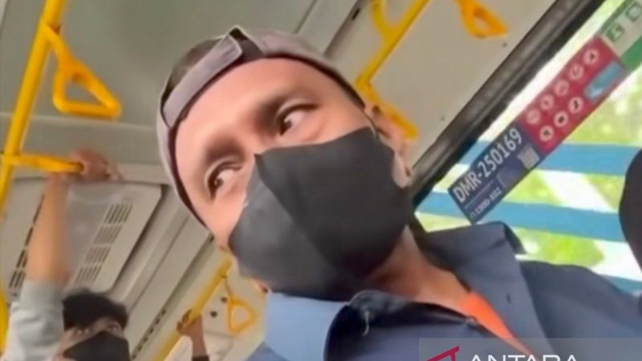 Transjakarta menyatakan keprihatinan mendalam atas insiden pelecehan seksual di salah satu busnya rute 1A, menegaskan komitmen untuk mendukung korban menempuh jalur hukum.