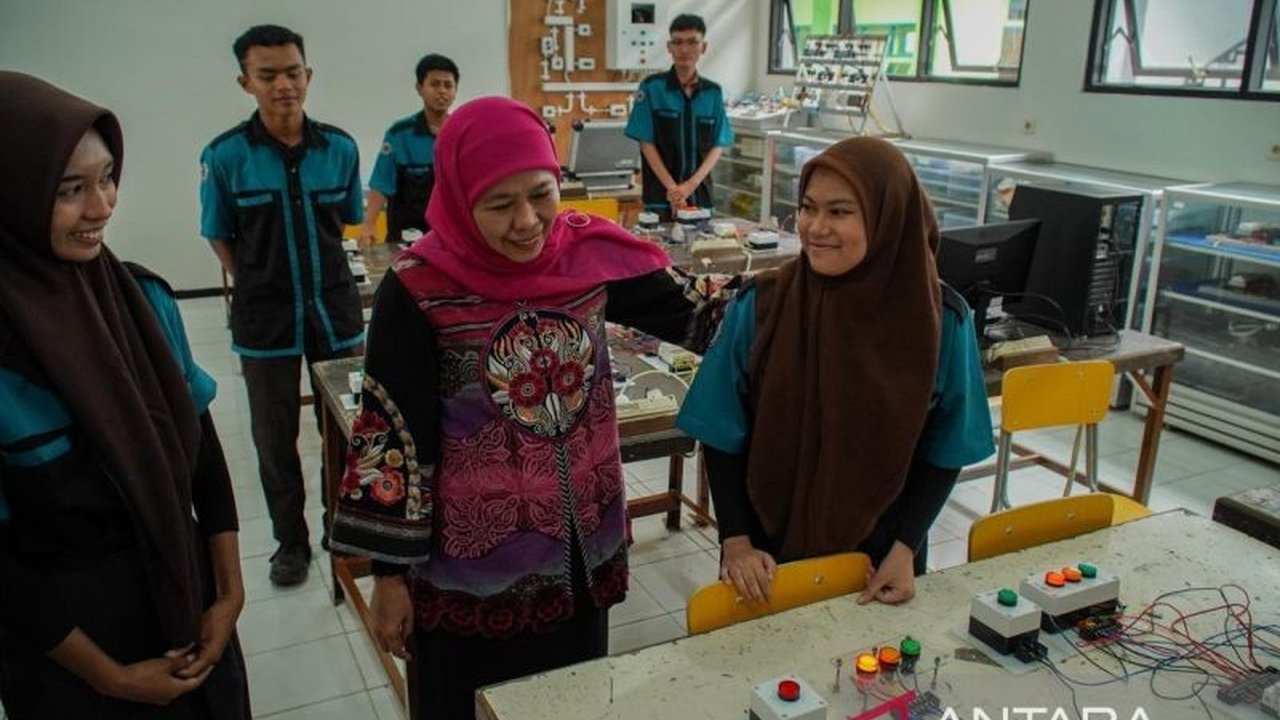 Gubernur Khofifah memastikan program Revitalisasi Sekolah Jawa Timur untuk SMA, SMK, dan SLB berlanjut pada 2026, demi kualitas layanan pendidikan yang lebih baik dan fasilitas yang memadai.