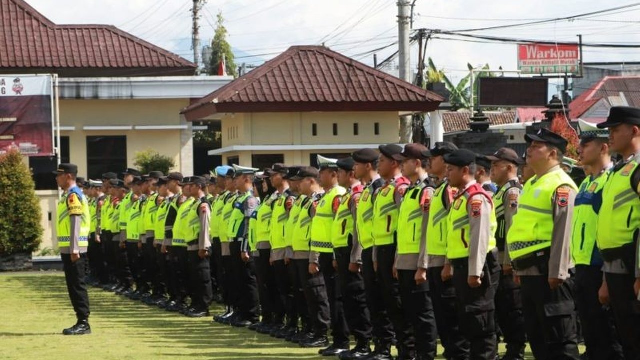 Polres Wonosobo melakukan penebalan personel untuk pengamanan Arus Balik Nataru Wonosobo, fokus pada jalur wisata dan titik rawan seperti Kertek, demi kelancaran lalu lintas.