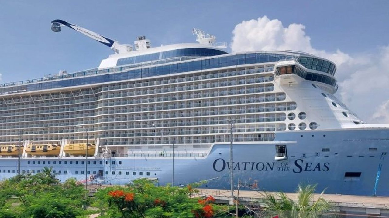 Kapal Pesiar Mewah Ovation Of The Seas membawa 4.684 wisatawan mancanegara singgah di Lombok awal tahun 2026, menandai potensi wisata bahari yang terus berkembang di Nusa Tenggara Barat.