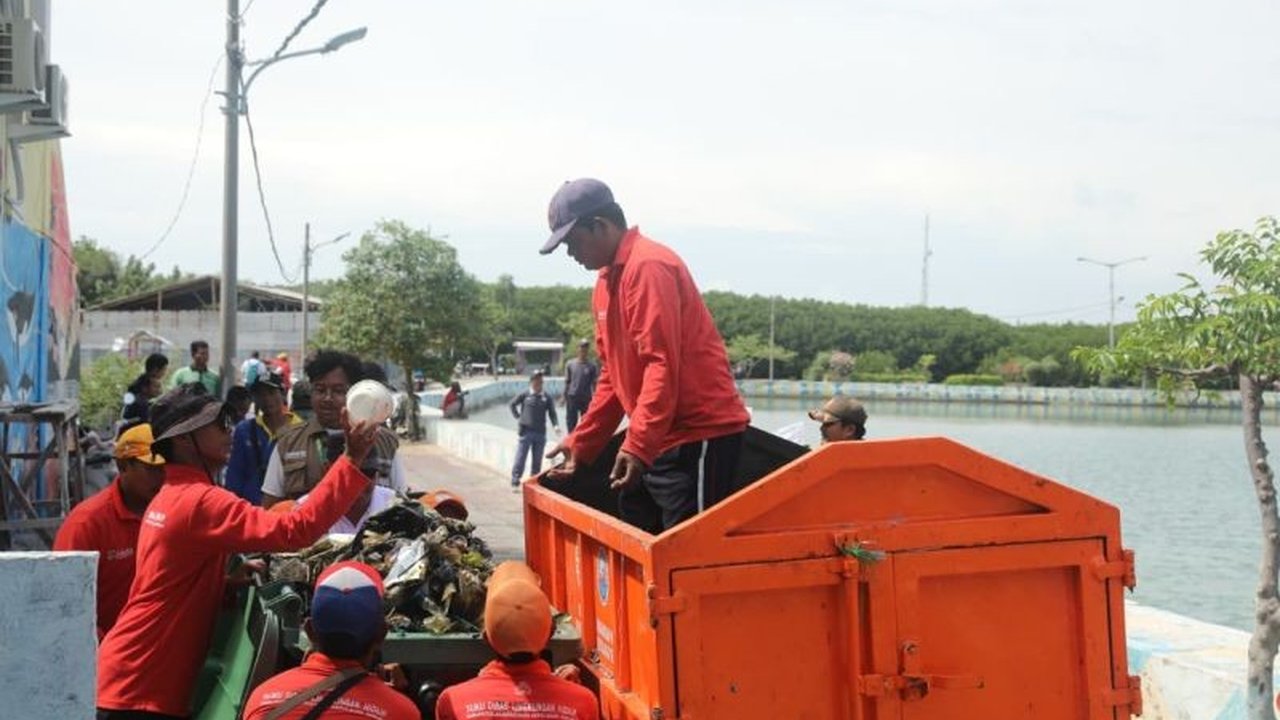 Pemerintah Kabupaten Kepulauan Seribu bersama warga sukses melakukan kerja bakti, mengangkut 500 kg sampah di Pulau Harapan untuk menjaga kebersihan dan mendukung pariwisata, menegaskan komitmen Pembersihan Sampah Pulau Harapan.