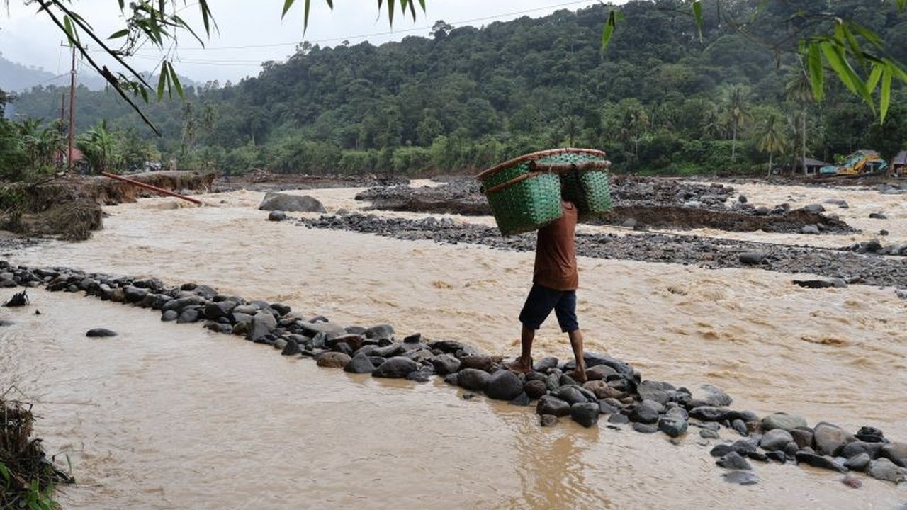 BPBD Kota Padang menekankan pentingnya Normalisasi Sungai sebagai solusi mitigasi banjir berulang, terutama pasca-banjir bandang yang merusak akses jalan vital di wilayah tersebut.
