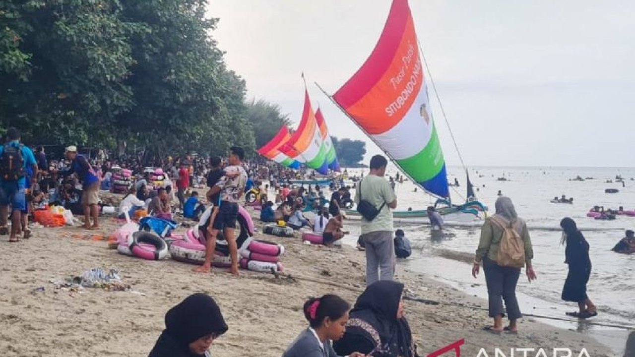Objek Wisata Bahari Pasir Putih Situbondo mencatat lonjakan pengunjung signifikan hingga 5.000 orang pada Tahun Baru 2026, menandai peningkatan drastis dibandingkan hari sebelumnya dan mendongkrak pendapatan daerah.
