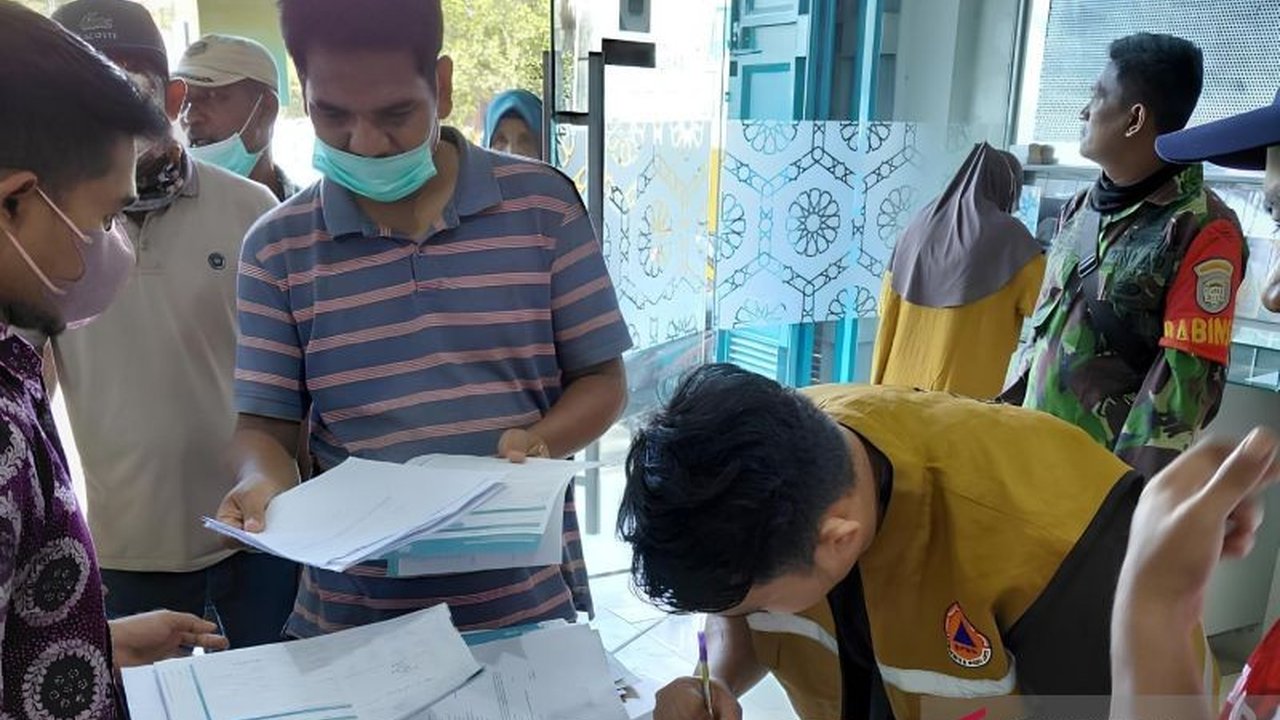 Pemerintah melalui BNPB menyalurkan Dana Tunggu Hunian Pidie Jaya kepada 27 KK terdampak banjir, meringankan beban selama masa transisi pemulihan.