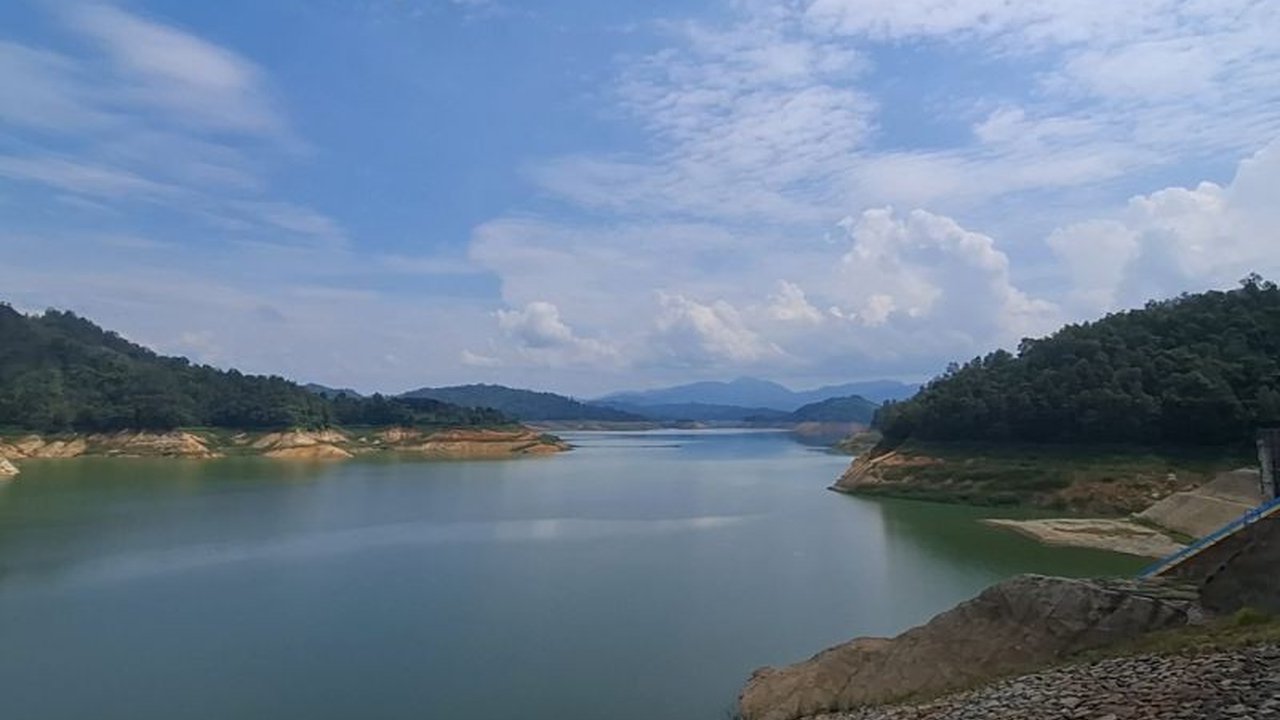 Pemerintah Provinsi Lampung berencana mengembangkan PLTS terapung di sejumlah bendungan, langkah strategis untuk memperkuat kemandirian energi dan bauran energi terbarukan di daerah.