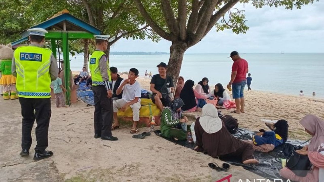 Polres Bangka Barat memperketat pengamanan objek wisata pantai di tengah cuaca ekstrem, mengimbau wisatawan untuk selalu waspada demi keselamatan bersama.