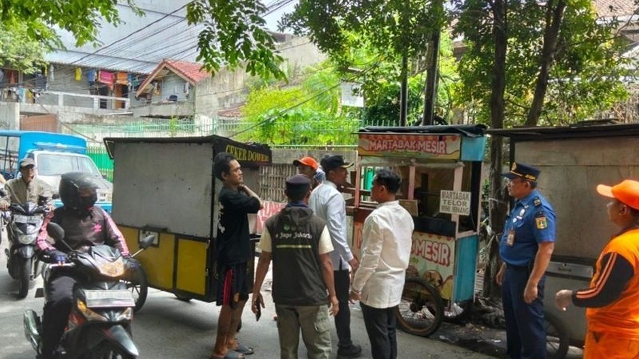 Pemerintah Kota Jakarta Barat menertibkan delapan gerobak PKL di atas saluran air Jalan Almahan, Jelambar, sebagai upaya normalisasi dan penegakan Perda ketertiban umum.