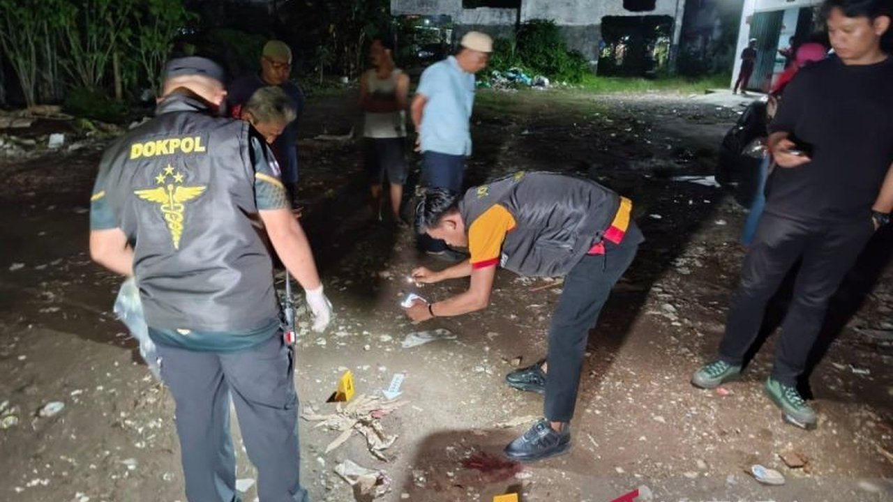 Seorang adik tega membunuh kakak kandungnya di Makassar hanya karena utang Rp1 juta. Kasus adik bunuh kakak ini terungkap setelah polisi menangkap pelaku.