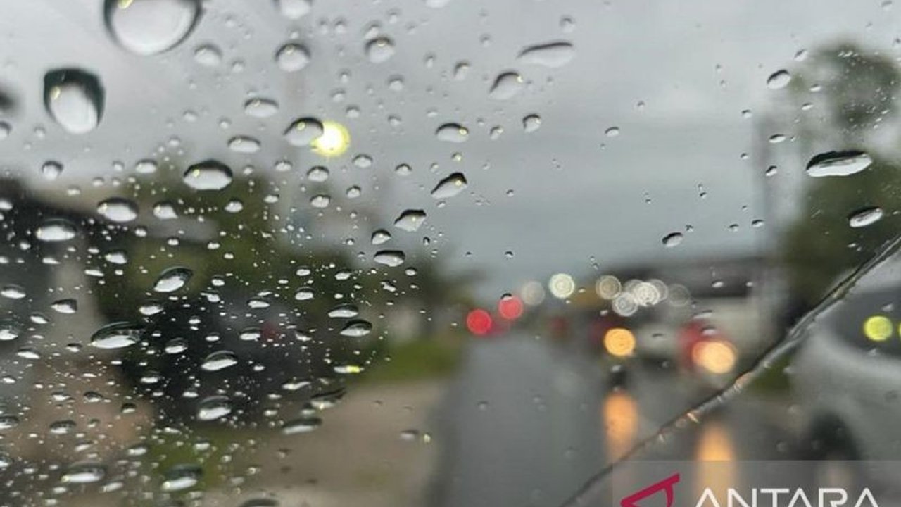 Badan Meteorologi, Klimatologi, dan Geofisika (BMKG) merilis prakiraan cuaca hujan ringan yang melanda sebagian besar kota besar di Indonesia pada Sabtu, 3 Januari lalu, masyarakat diimbau tetap waspada.