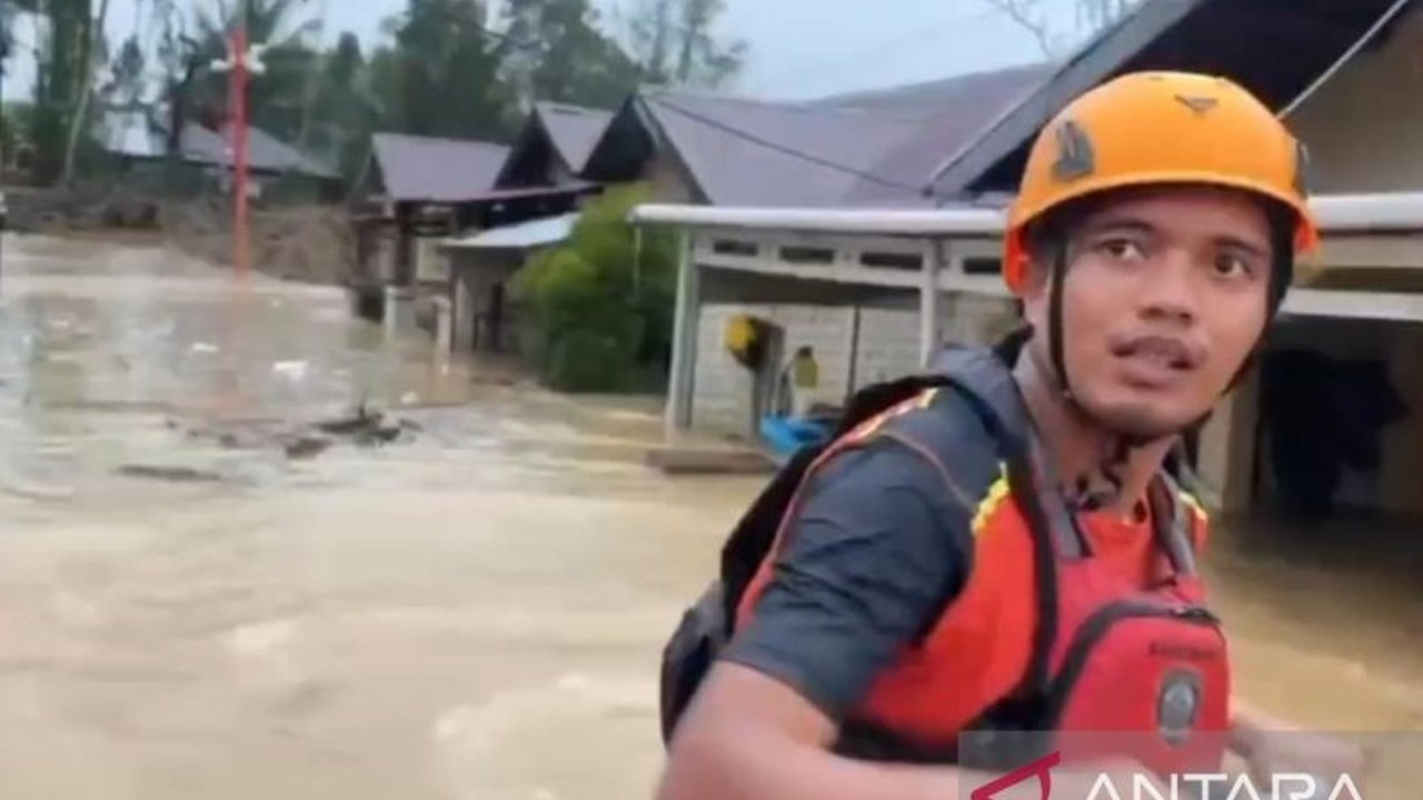 Kantor SAR Padang mengerahkan personel untuk melakukan evakuasi banjir Padang yang menjebak ratusan warga di berbagai lokasi, menyusul curah hujan tinggi yang mengguyur sejak Jumat (2/1).