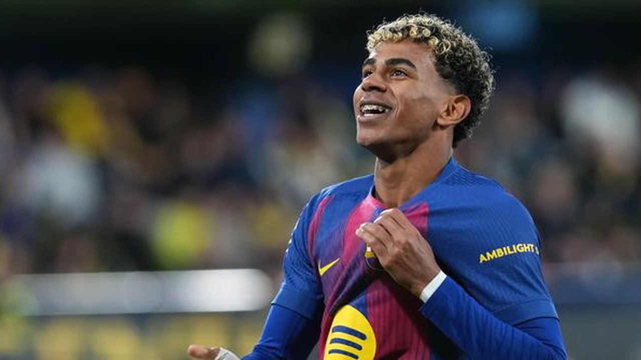 Selebrasi Lamine Yamal di laga Villarreal vs Barcelona di pekan ke-17 Liga Spanyol 2025/2026 di Estadio de la Ceramica, Minggu (21/12/2025). (AP Photo/Alberto Saiz)