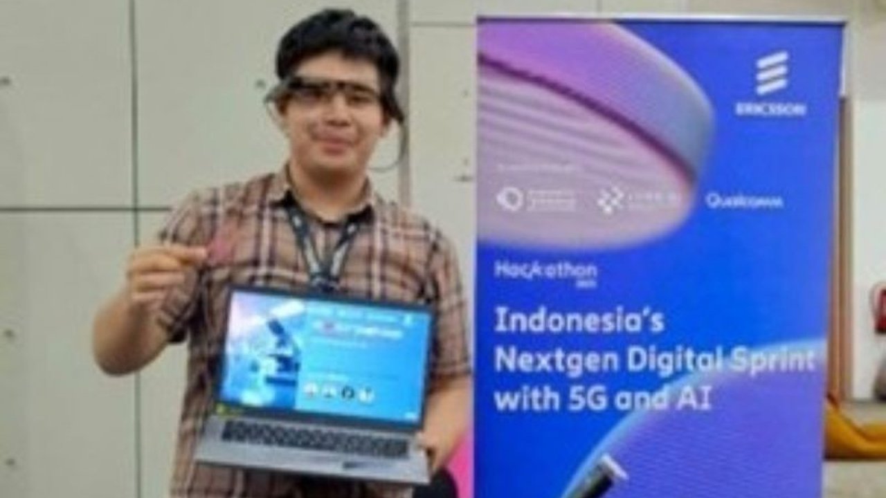 Thegar Setianegara, mahasiswa FTUI, berhasil meraih juara 2 Ericsson Hackathon 2025 berkat inovasi mAIkroskop yang mengintegrasikan 5G dan AI untuk analisis laboratorium yang lebih cepat dan akurat.