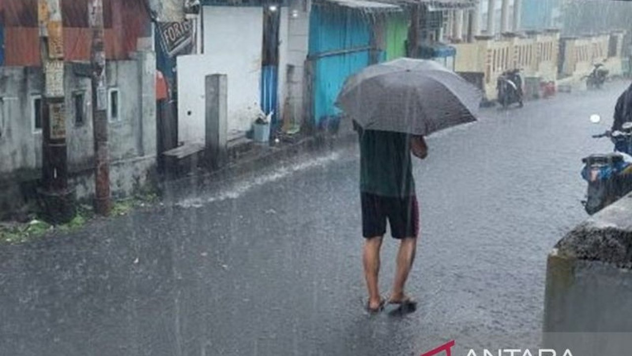 BMKG mengeluarkan peringatan dini hujan lebat disertai petir dan angin kencang di Belitung serta wilayah Bangka Belitung, berpotensi memicu bencana hidrometeorologi.