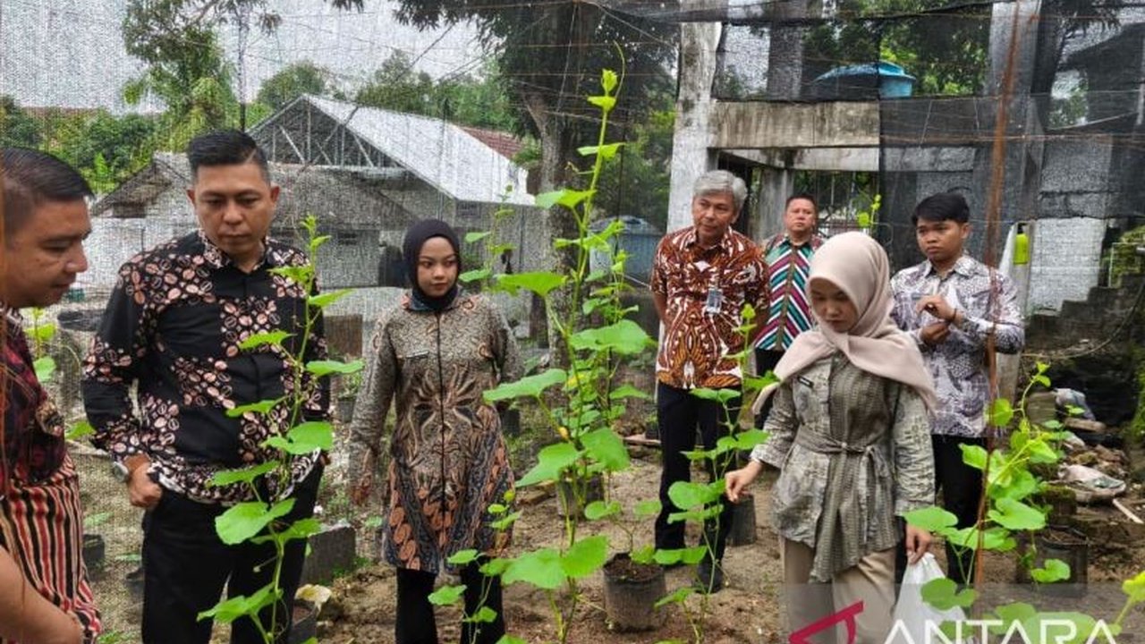 Rumah Tahanan Negara (Rutan) Baturaja bertransformasi menjadi pusat Kemandirian Warga Binaan melalui program pertanian dan peternakan, berkontribusi pada ketahanan pangan dan keahlian pasca-bebas.