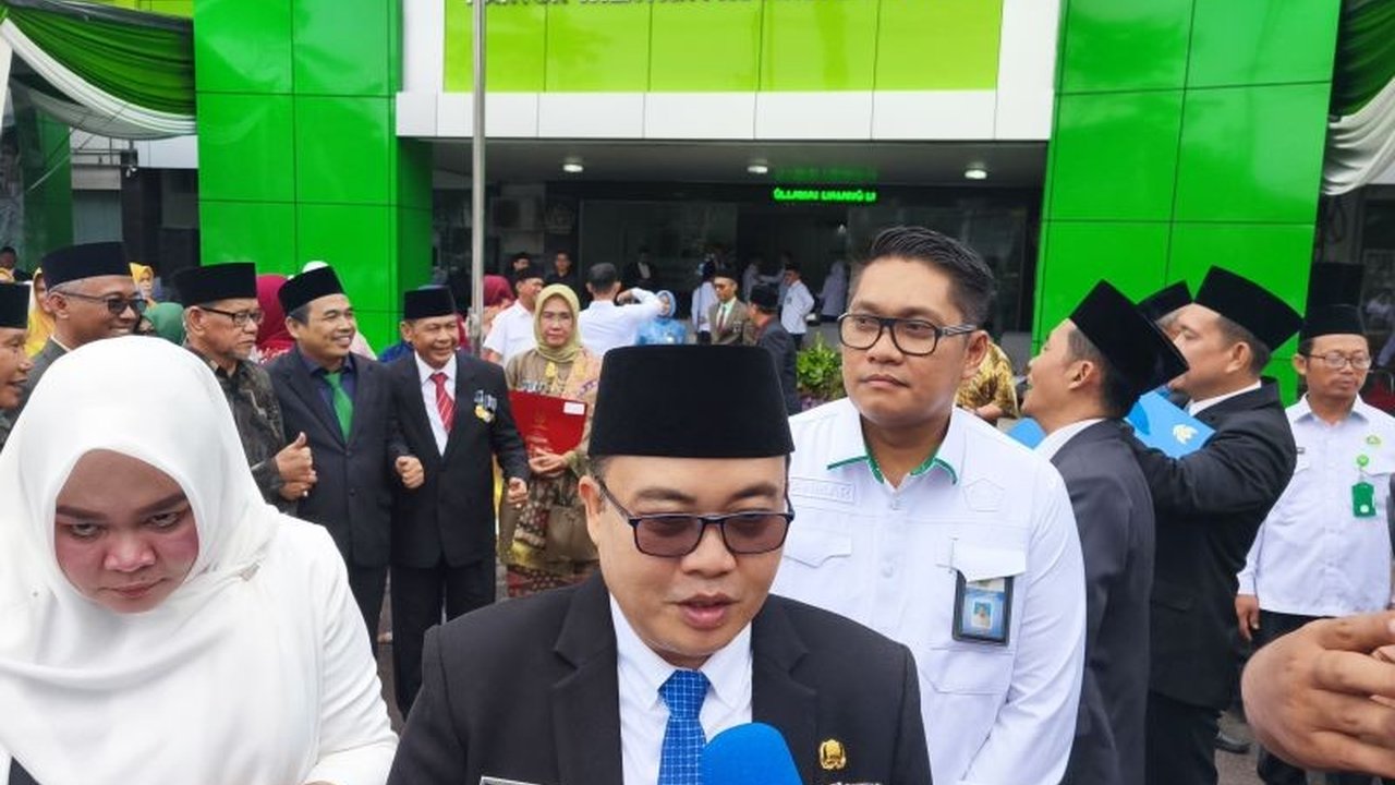 Kantor Wilayah Kementerian Agama (Kanwil Kemenag) Lampung merayakan Hari Amal Bhakti (HAB) ke-80 dengan berbagai kegiatan, termasuk aksi solidaritas dan pemberian penghargaan, menunjukkan kepedulian sosialnya serta komitmen pada kerukunan umat.